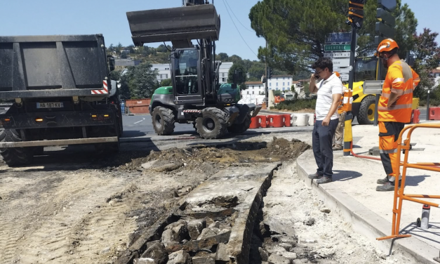 Découverte sous le bitume du cours Brillier à Vienne en pleins travaux : des rails de tramway…