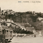 Découverte de rails de tramway pendant les travaux du cours Brillier. Il existait une autre ligne : du centre de Vienne à Estressin