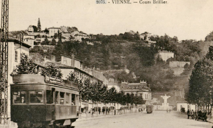 Découverte de rails de tramway pendant les travaux du cours Brillier. Il existait une autre ligne : du centre de Vienne à Estressin