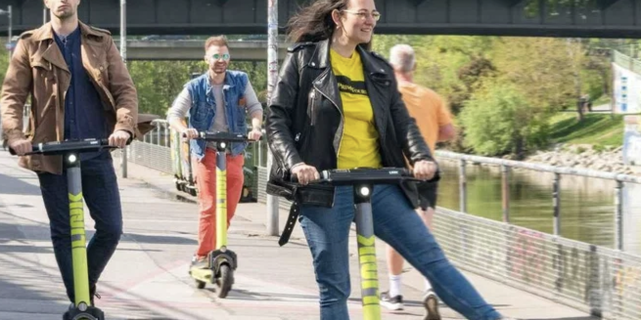 Dès aujourd’hui lundi 28 septembre, le préfet du Rhône rend obligatoire le casque et le gilet rétro-réfléchissant pour les utilisateurs de trottinettes électriques dans le département