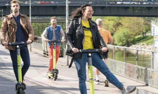 Dès aujourd’hui lundi 28 septembre, le préfet du Rhône rend obligatoire le casque et le gilet rétro-réfléchissant pour les utilisateurs de trottinettes électriques dans le département