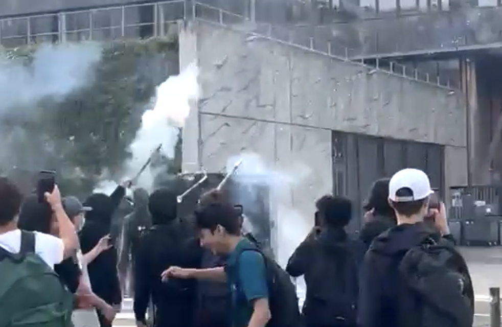 Isère-A Vienne, Bourgoin-Jallieu et Grenoble : 10 lycées ont fait l’objet de blocage : six policiers, trois gendarmes et un agent de l’Education Nationale blessés par des tirs de mortiers et même  suite à des jets de cocktails Molotov !