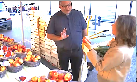 « 4 à table », diffusé ce samedi à 13 heures sur TF1 : la vidéo et la recette du repas « inspiré de la Bible » du nouveau prêtre de Sanctus en Viennois, le père François-Marie Gay