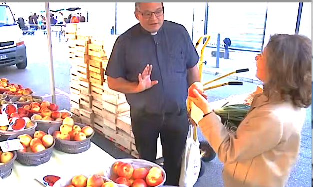 « 4 à table », diffusé ce samedi à 13 heures sur TF1 : la vidéo et la recette du repas « inspiré de la Bible » du nouveau prêtre de Sanctus en Viennois, le père François-Marie Gay
