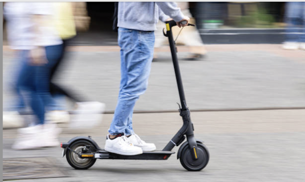 L’Isère va-t-elle suivre ? Dès aujourd’hui lundi 28 septembre, le préfet du Rhône rend obligatoire le casque et le gilet rétro-réfléchissant pour les utilisateurs de trottinettes électriques dans le département et la Métropole de Lyon