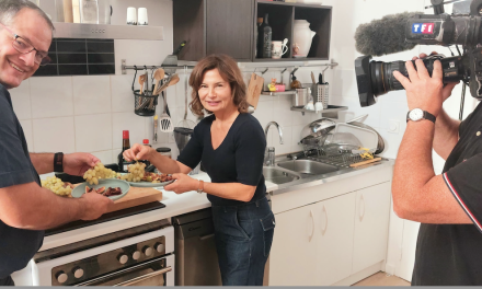 « 4 à table », diffusé sur TF1, en marge de la visite du Pape Léon XIV : le nouveau prêtre de Sanctus en Viennois a cuisiné à Vienne un repas « biblique »