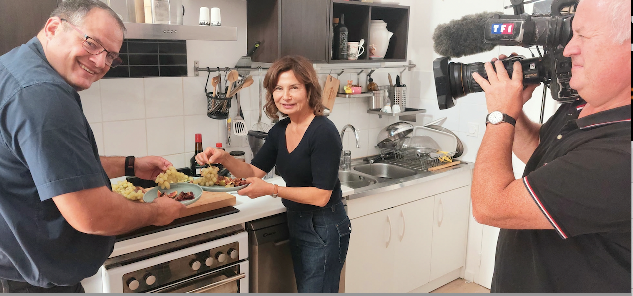 « 4 à table », diffusé sur TF1, en marge de la visite du Pape Léon XIV : le nouveau prêtre de Sanctus en Viennois a cuisiné à Vienne un repas « biblique »