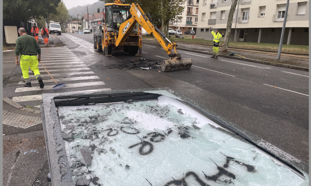 Poubelles incendiées, panneau Decaux cassé, etc : le blocage dégénère devant le lycée Galilée ce matin à Vienne