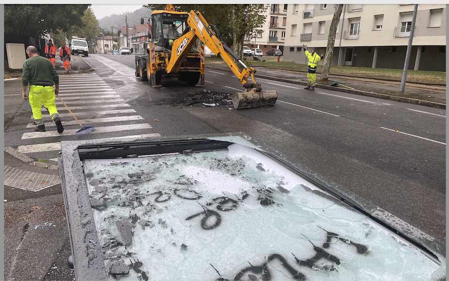 Poubelles incendiées, panneau Decaux cassé, etc : le blocage dégénère devant le lycée Galilée ce matin à Vienne