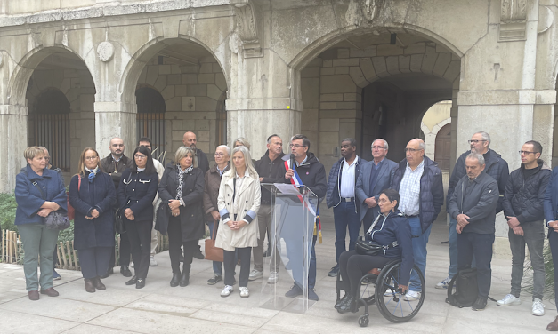 A l’occasion d’un rassemblement contre les violences, devant l’hôtel-de-ville,  Thierry Kovacs demande au Président de la République de démissionner