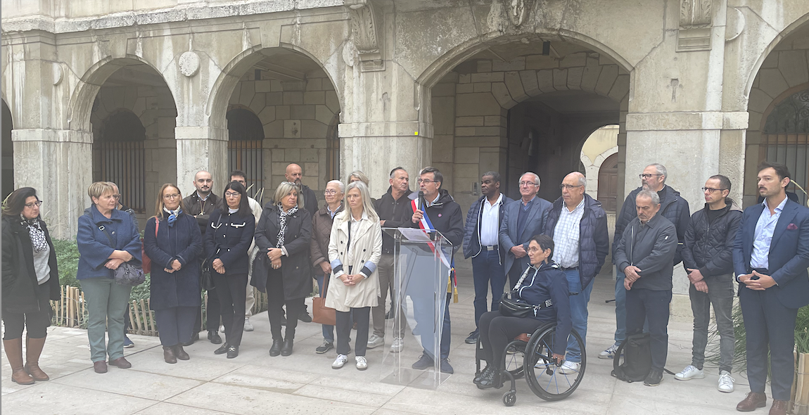 A l’occasion d’un rassemblement contre les violences, devant l’hôtel-de-ville,  Thierry Kovacs demande au Président de la République de démissionner