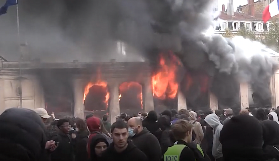 En marge de la manifestation du 17 octobre : à Lyon, l’Office du tourisme saccagé et ravagé par un incendie place Bellecour