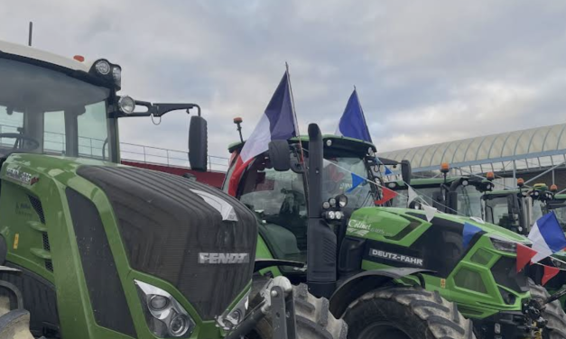 Et maintenant, les agriculteurs : ils bloquent depuis 5 h 30, ce lundi matin l’A47 dans les deux sens à hauteur de Givors